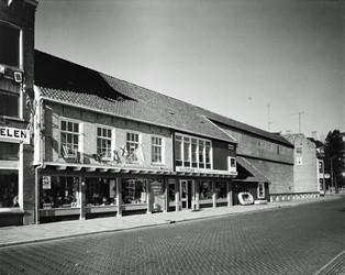 <p>Ter plaatse van het voormalige Schippers Gildehuis verrees historiserende nieuwbouw dat bij de winkel van Slurink getrokken werd. Ook de firma Huisman kreeg nieuwe behuizing (beeldbank RCE). </p>
